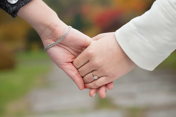 Girls holding hands — Stock Photo, Image