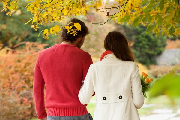 Romantic conversation in park — Stock Photo, Image