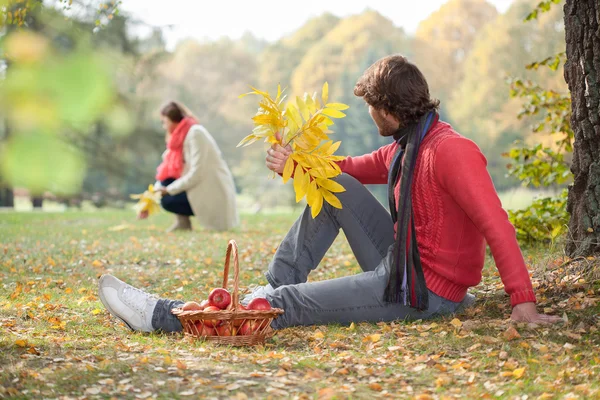 Gift par spendera tid i parken — Stockfoto