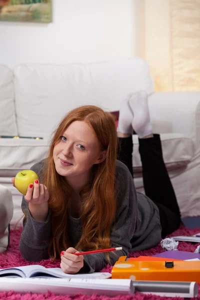 Manger des pommes pendant les études — Photo