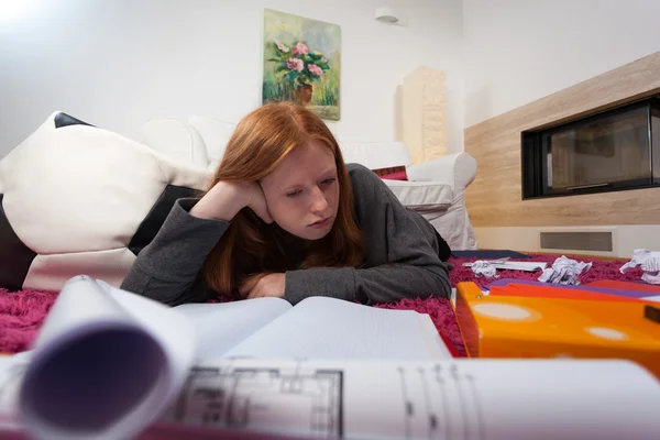 Menina entediada durante a aprendizagem — Fotografia de Stock