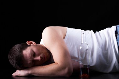 Yerde yatan sarhoş adam.