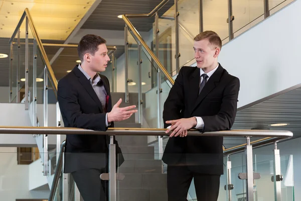 Jeunes employés de bureau parlant pendant la pause — Photo