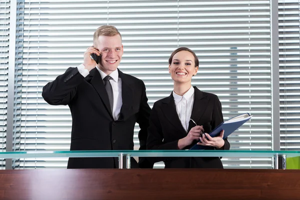 Des gens d'affaires souriants pendant leur travail — Photo