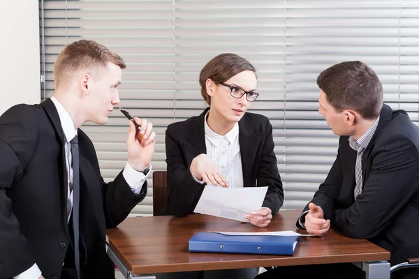 Equipe de negócios tentando resolver o problema — Fotografia de Stock