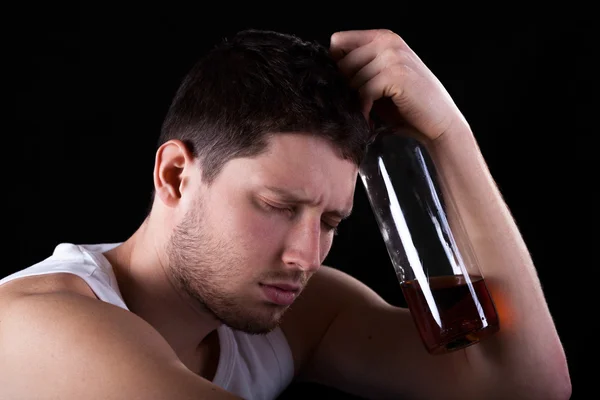 Homem com garrafa de álcool — Fotografia de Stock