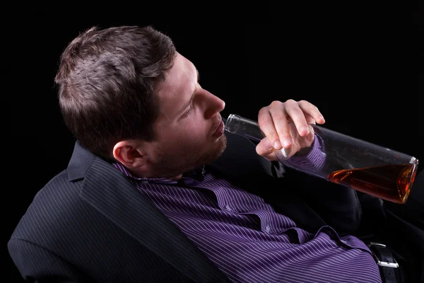 Young man addicted to alcohol — Stock Photo, Image