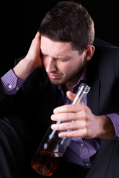 Businessman drinking whisky — Stock Photo, Image