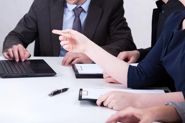 Mensen uit het bedrijfsleven laptop gebruiken — Stockfoto