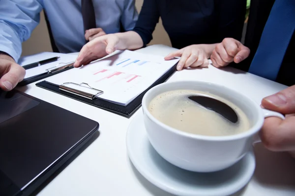 Zakelijke werknemers tijdens hun werk — Stockfoto