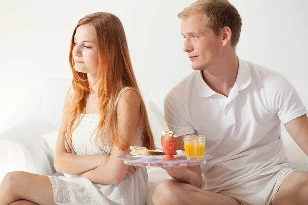 Be om ursäkt frukost på sängen — Stockfoto