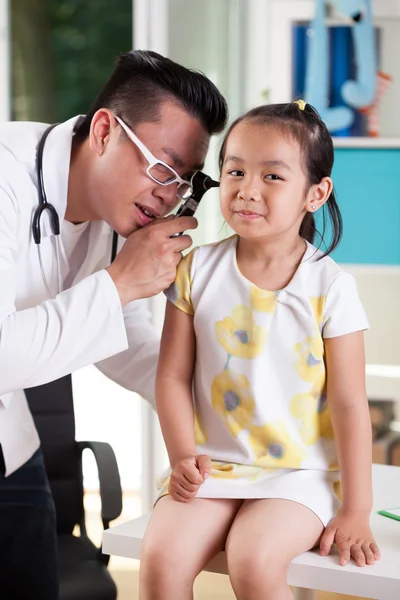 Ohruntersuchung beim Kinderarzt — Stockfoto