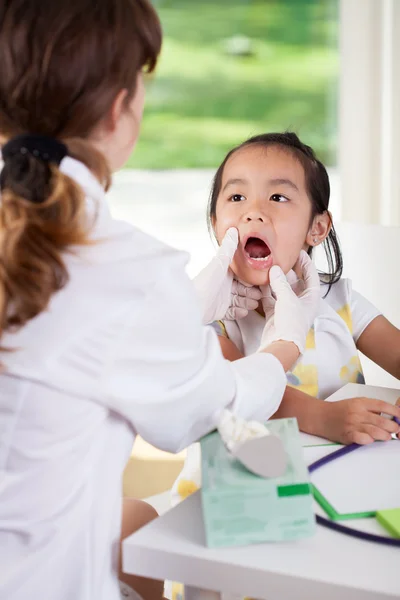 Throat examination at pediatrician's office — Stock Photo, Image