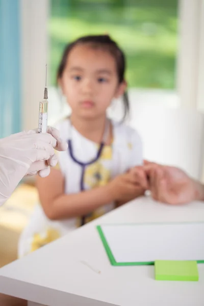Asiatique fille en attente pour injection — Photo