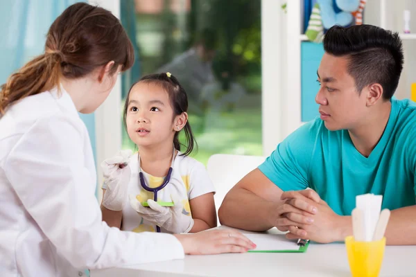 Asian family during medical appointment — Stock Photo, Image