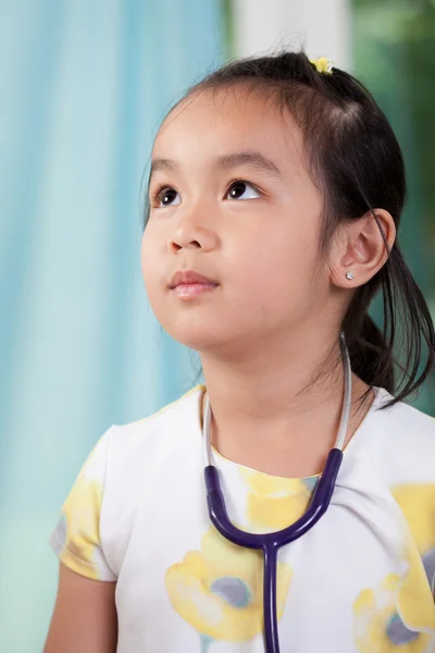 Piccola ragazza asiatica come un medico — Foto Stock