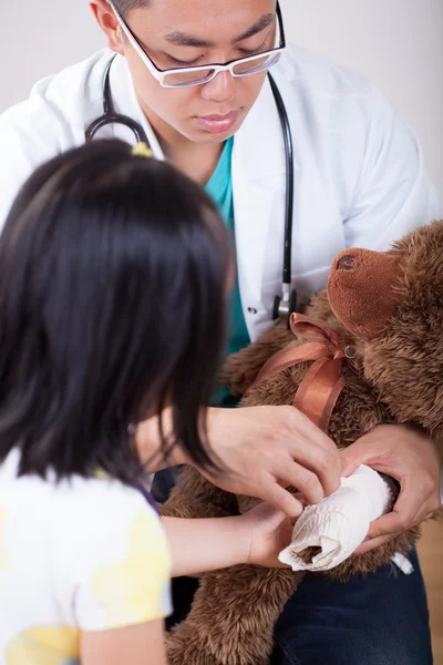 Pediatra divirtiéndose con poco paciente — Foto de Stock