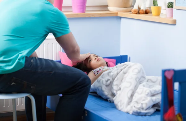 Kleines Mädchen mit Fieber im Bett — Stockfoto