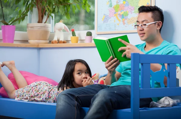 Reading asian dad and his daughter — Stock Photo, Image