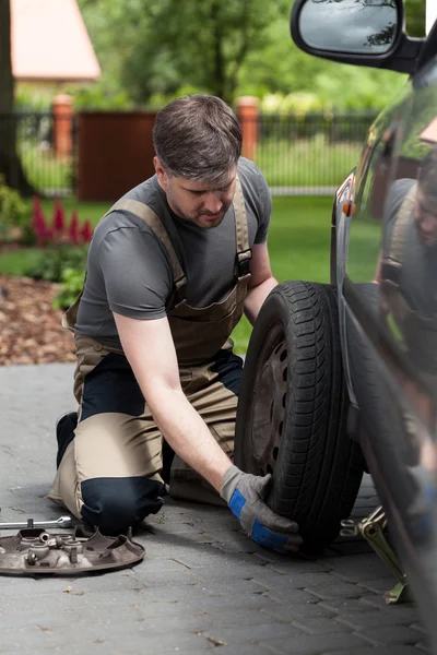 Man changing car wheel — Stock Photo, Image