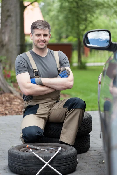 Successful man before changing car wheel — Stock Photo, Image