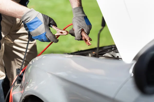 Using jumper cables — Stock Photo, Image