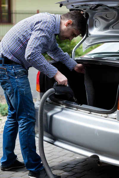 Man hoovering trunk before a trip — Stock Photo, Image
