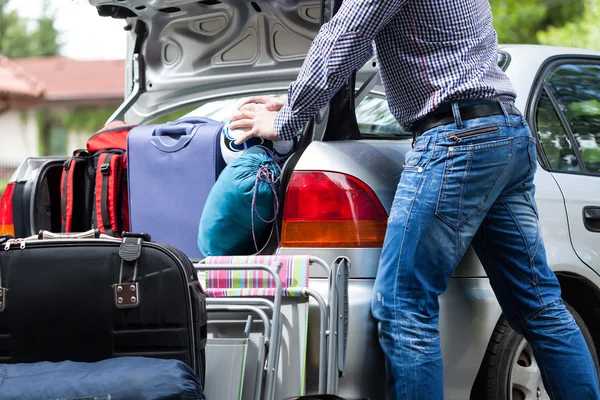 Too little car trunk for luggage — Stock Photo, Image