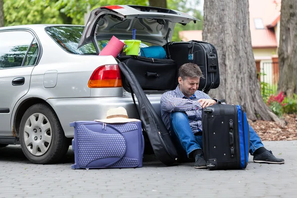 Poderoso pai ao lado do porta-malas do carro — Fotografia de Stock