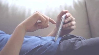 Divan, ev film tablet kullanarak çocuk