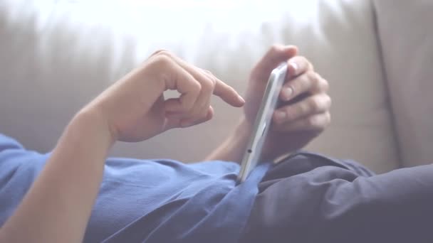 Menino usando tablet no sofá em filme caseiro — Vídeo de Stock