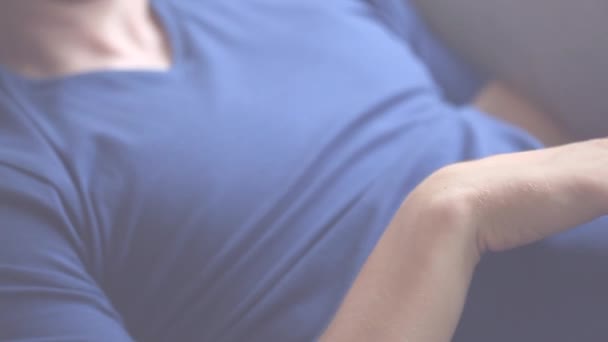 Moderner Mensch mit Tablet im täglichen Leben Video — Stockvideo