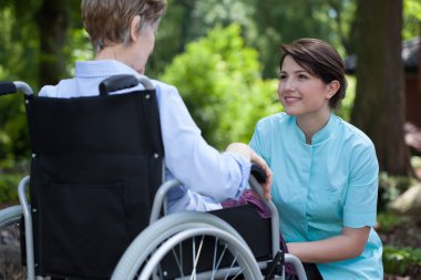 park Engelli kadına vakit hemşire