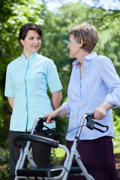 Professionelle medizinische Versorgung im Pflegeheim — Stockfoto