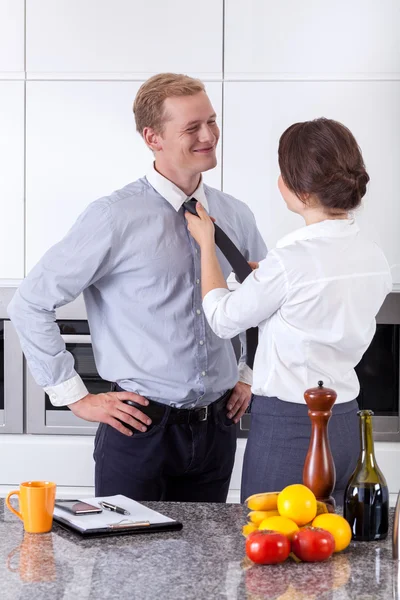 Жена завязывает галстук для мужа — стоковое фото