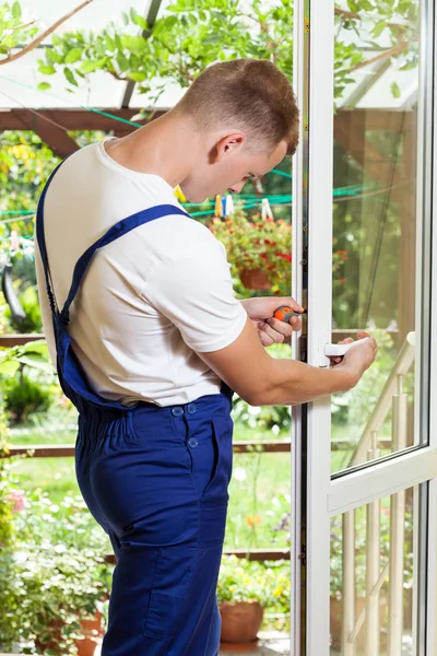 Handyman che regola una maniglia di finestra — Foto Stock