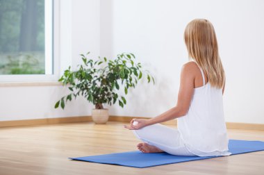 kadın ile yoga rahatlatıcı