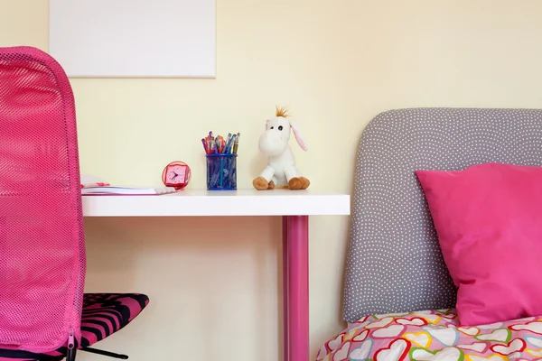 Kinderkamer met studiebureau en bed — Stockfoto