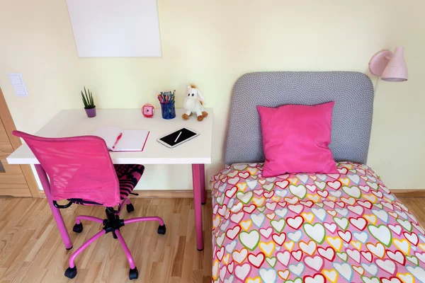 Quarto de menina com mesa branca — Fotografia de Stock