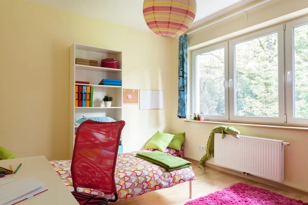Helles Mädchenzimmer mit weißen Möbeln — Stockfoto