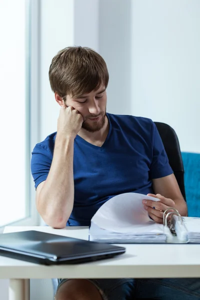 Étudiant commence son travail — Photo