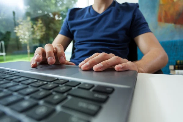 Närbild av mans händer — Stockfoto