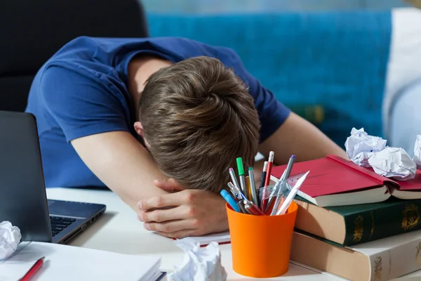 Student schläft auf seinen Zetteln — Stockfoto