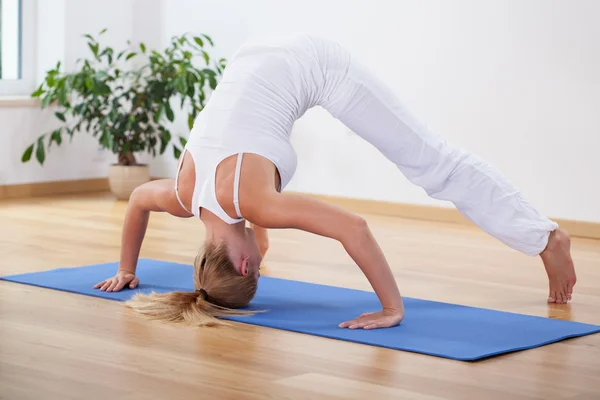 Yoga tid hemma — Stockfoto