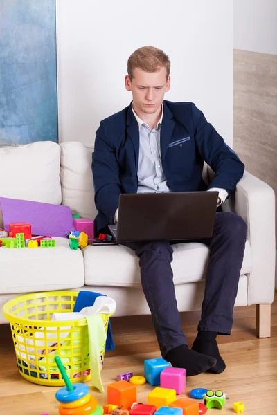 Padre trabajando en casa — Foto de Stock