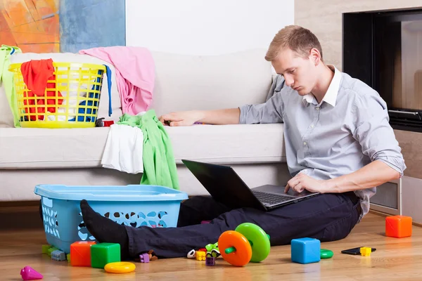 Sömnig far försöker att arbeta — Stockfoto