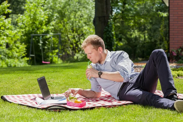 Zakenman ontspannen in een tuin — Stockfoto