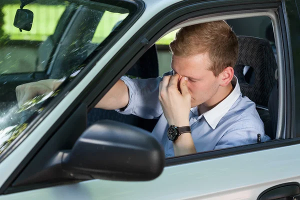 Homme d'affaires fatigué conduisant une voiture — Photo