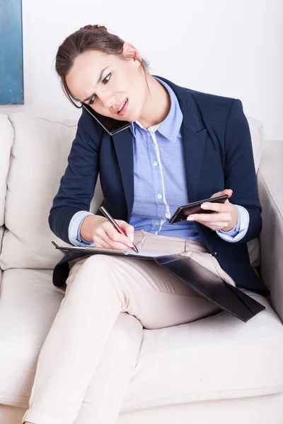 Affärskvinna som arbetar i telefon — Stockfoto