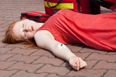 baygın kıza intravenöz kanül